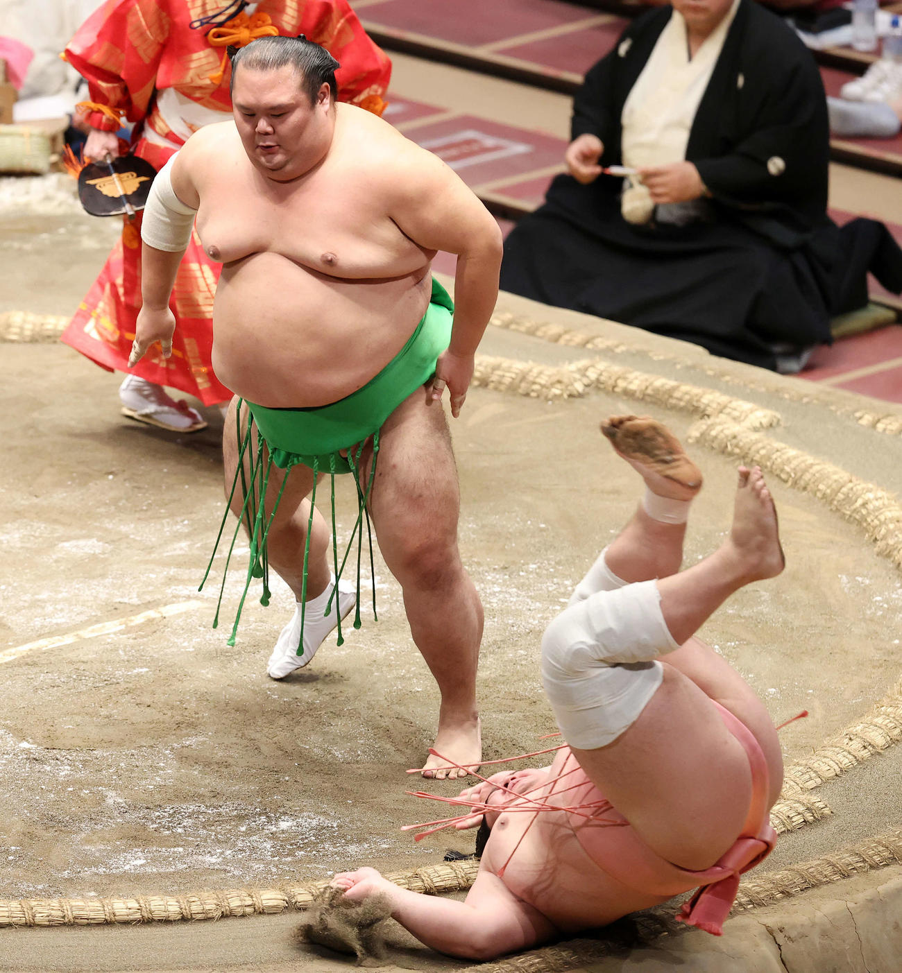 宇良（手前）をはたき込みで破る千代丸（撮影・鈴木正人）
