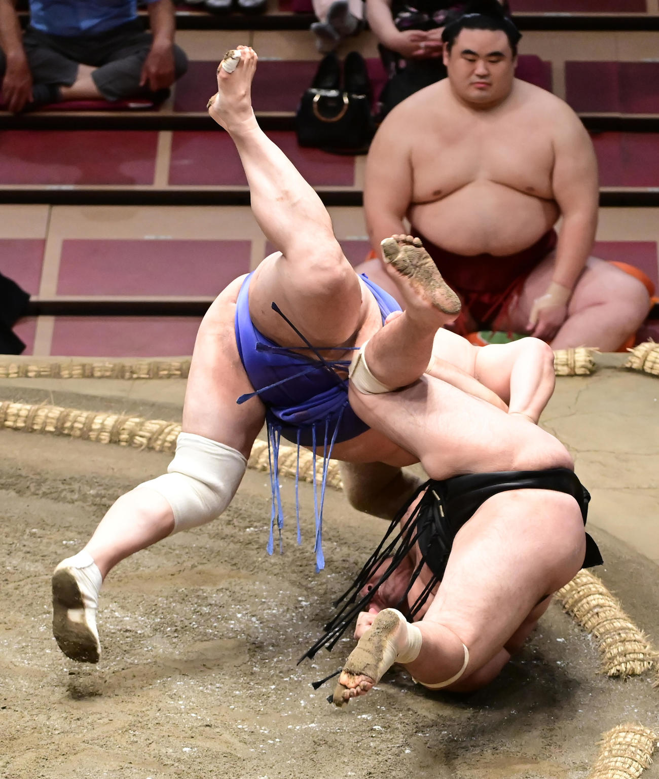 隠岐の海（左）は霧馬山を上手投げで破る（撮影・小沢裕）