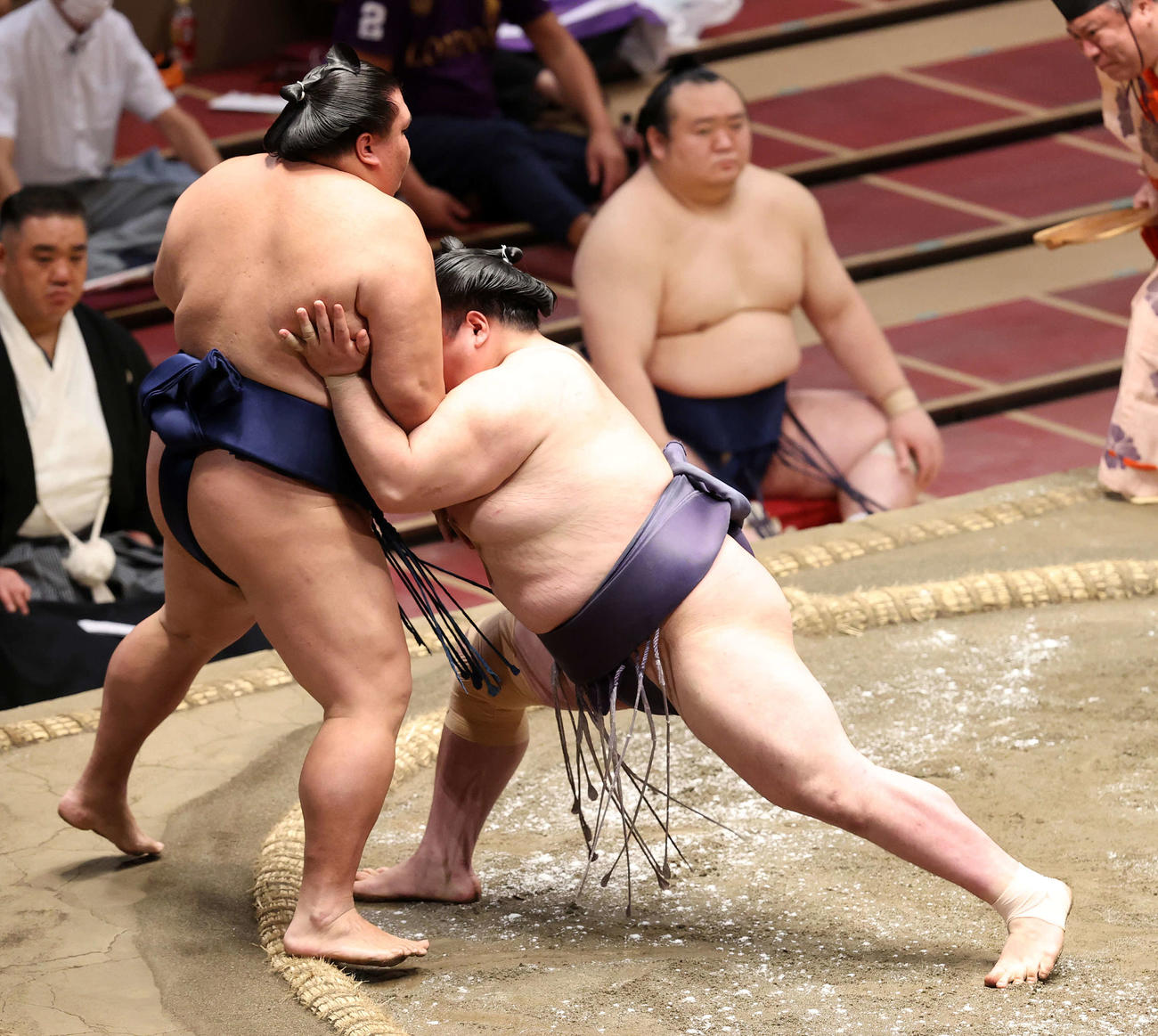 御嶽海（左）を押し出しで破る阿武咲（撮影・鈴木正人）