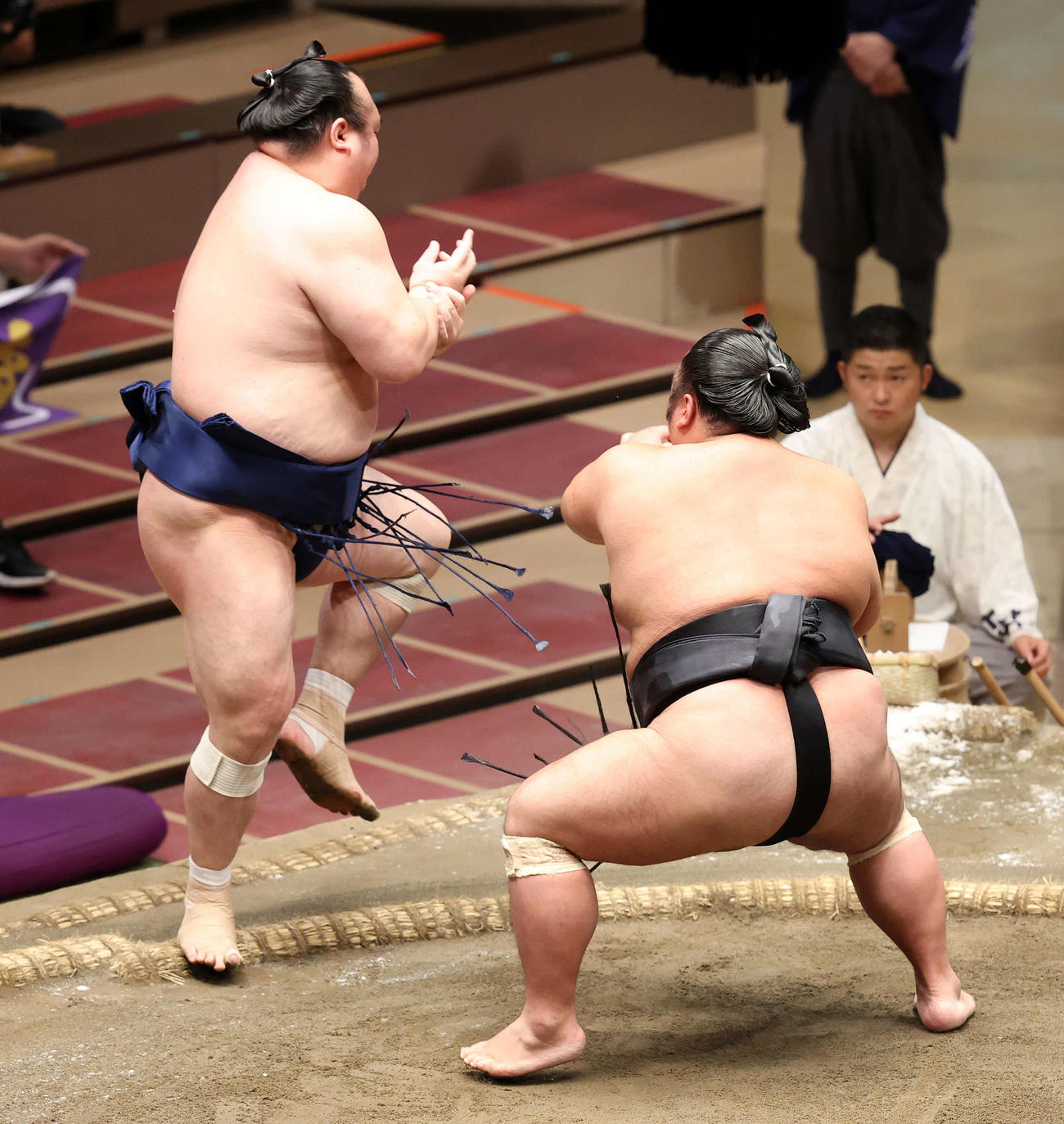 宝富士（左）を押し出しで破る貴景勝（撮影・鈴木正人）