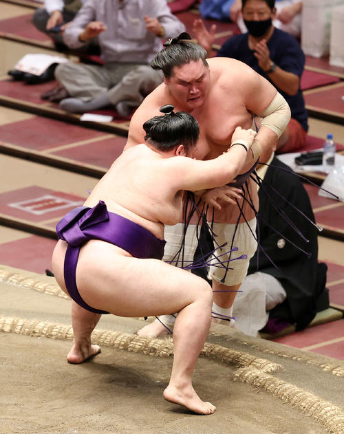 明生（手前）に下手投げで敗れる照ノ富士（撮影・鈴木正人）
