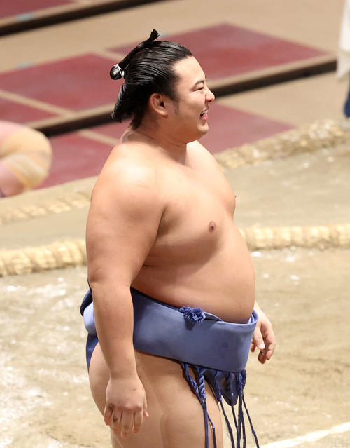 徳勝龍（右）を首投げで破った翔猿（撮影・鈴木正人）