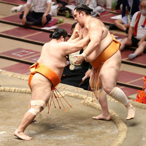 魁聖（右）を押し出しで破る志摩ノ海（撮影・鈴木正人）