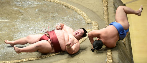 翔猿（右）は首投げで徳勝龍を破る（撮影・小沢裕）