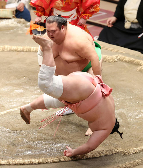 宇良（手前）をはたき込みで破る千代丸（撮影・鈴木正人）