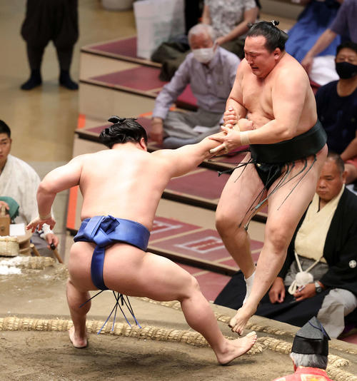 千代翔馬（右）を押し出しで破る若隆景（撮影・鈴木正人）