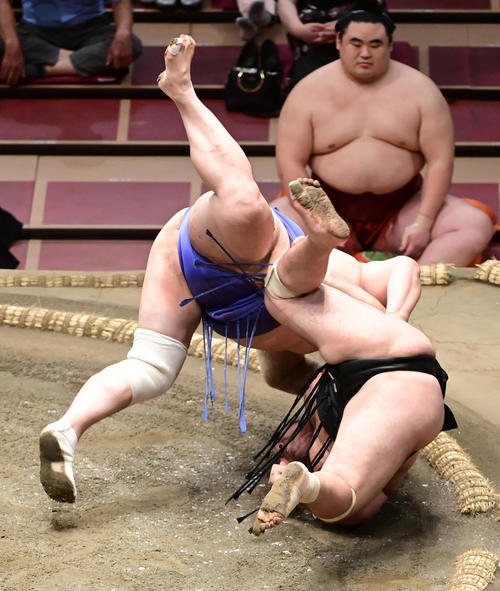 隠岐の海（左）は霧馬山を上手投げで破る（撮影・小沢裕）