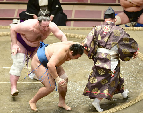 栃ノ心（左）は千代の国を押し出しで破る（撮影・小沢裕）