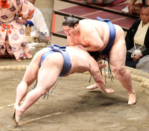 正代（左）をはたき込みで破る逸ノ城（撮影・鈴木正人）