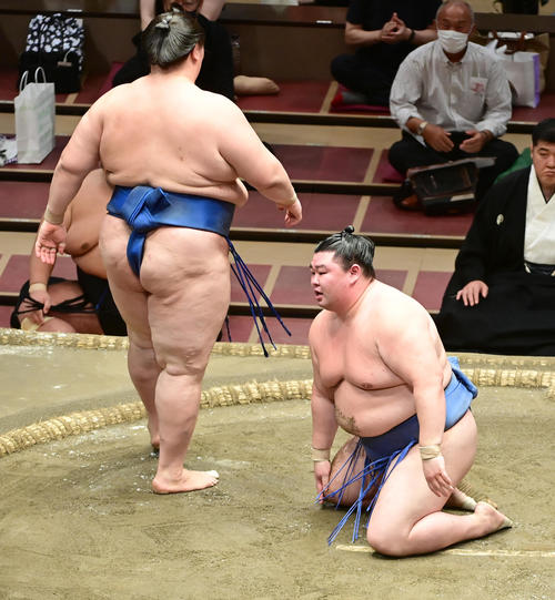 正代（右）は逸ノ城にはたき込みで敗れる（撮影・小沢裕）