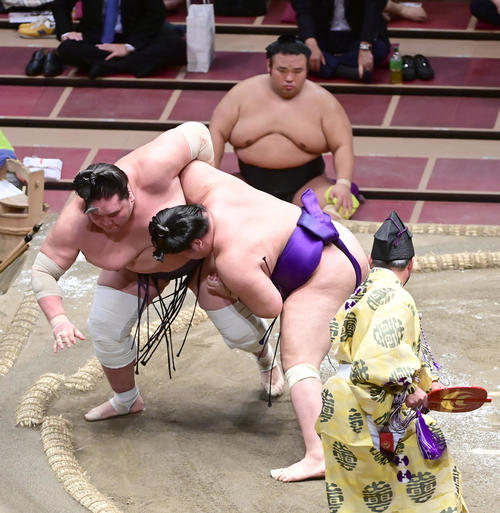 照ノ富士（左）は明生に下手投げで敗れる。右上は貴景勝（撮影・小沢裕）