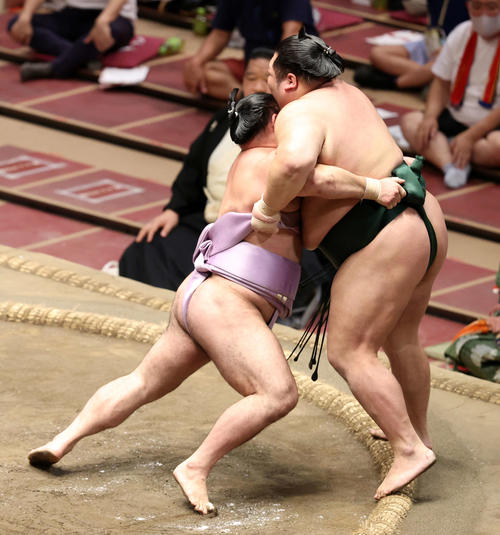 千代大龍（右）を寄り切りで破る琴恵光（撮影・鈴木正人）