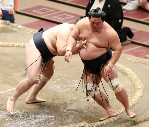 輝（左）に押し出しで敗れる妙義龍（撮影・鈴木正人）