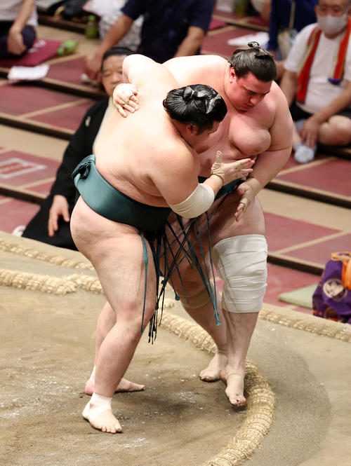 碧山（右）を寄り切りで破る豊山（撮影・鈴木正人）