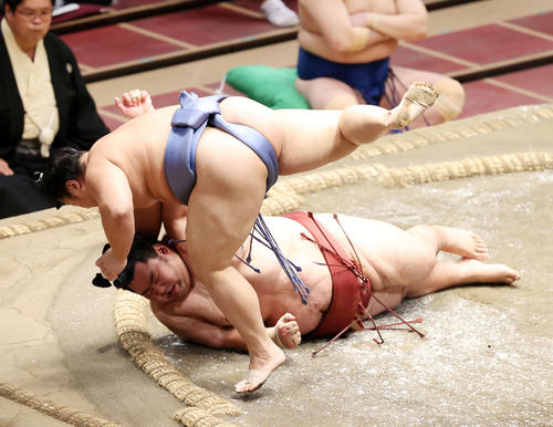 徳勝龍（後方）を首投げで破る翔猿（撮影・鈴木正人）