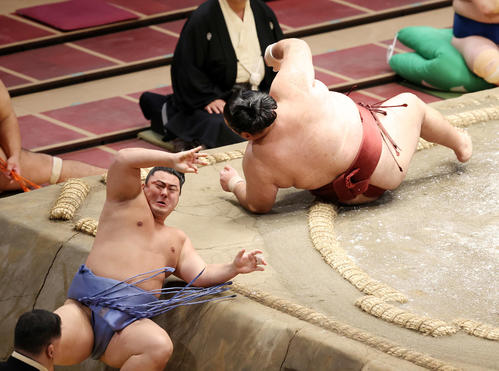 徳勝龍（右）を首投げで破った翔猿（撮影・鈴木正人）