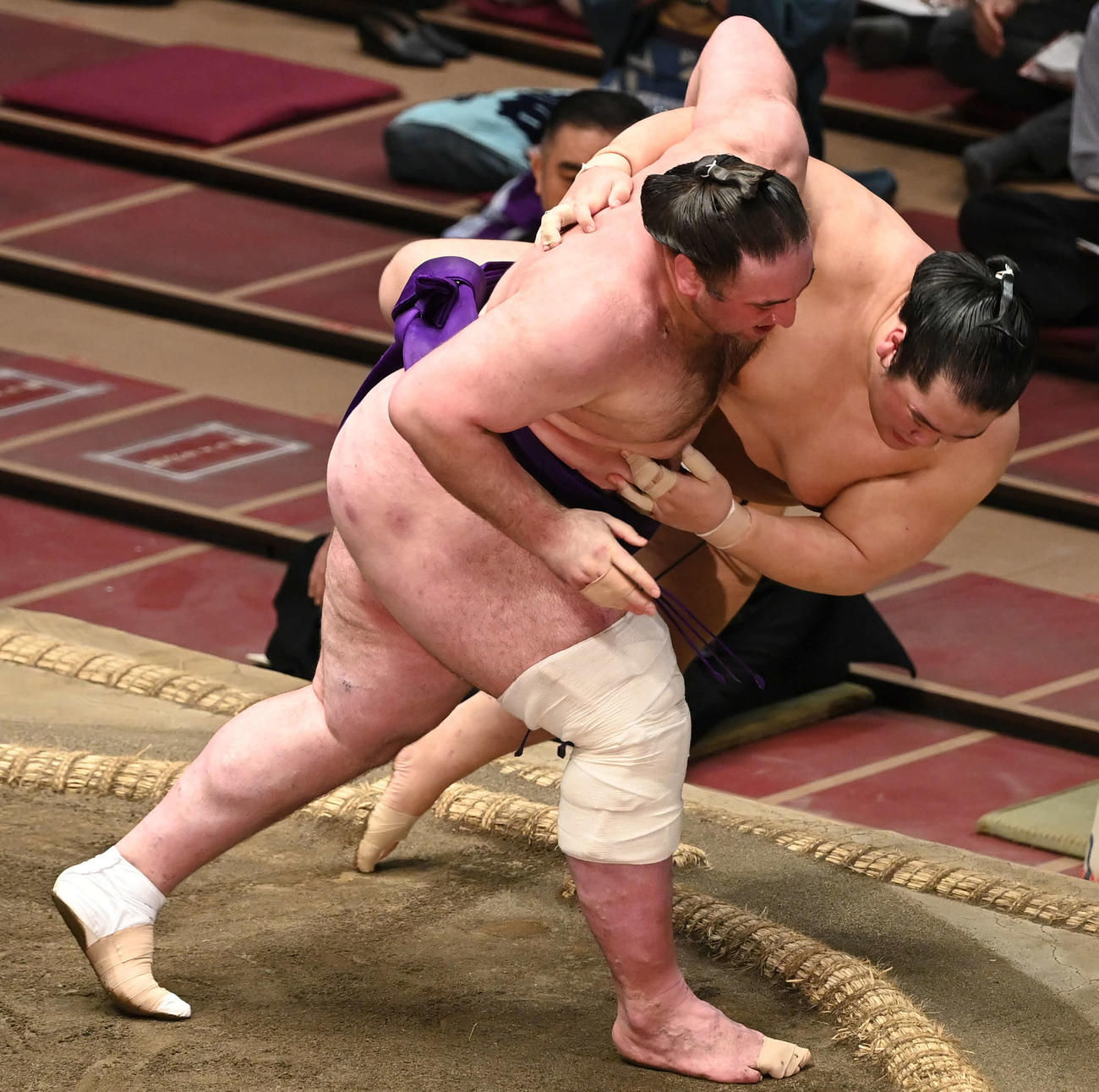 栃ノ心（手前）は輝を上手投げで破る（撮影・山崎安昭）