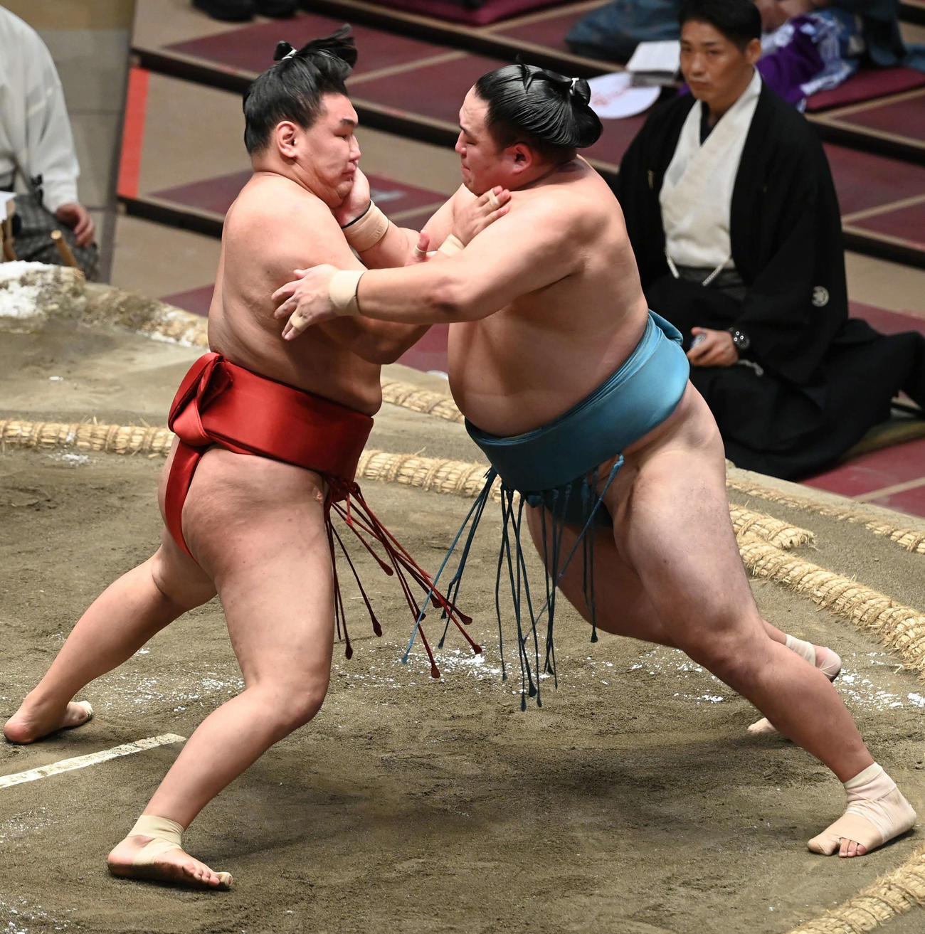 豊昇龍（左）は玉鷲を押し込む（撮影・山崎安昭）