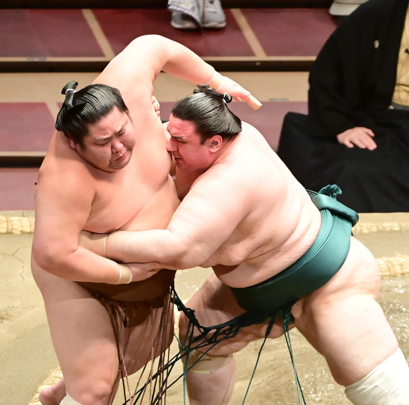 碧山（右）は剣翔を押し出しで破る（撮影・小沢裕）