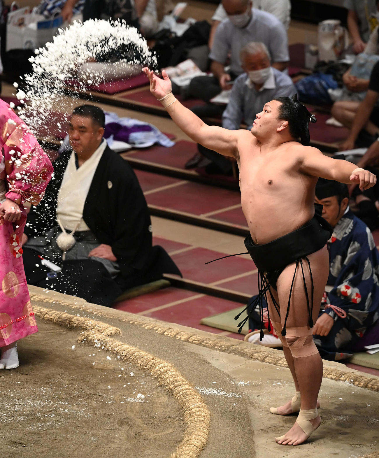 大量の塩をまく照強（撮影・山崎安昭）