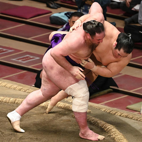 栃ノ心（手前）は輝を上手投げで破る（撮影・山崎安昭）