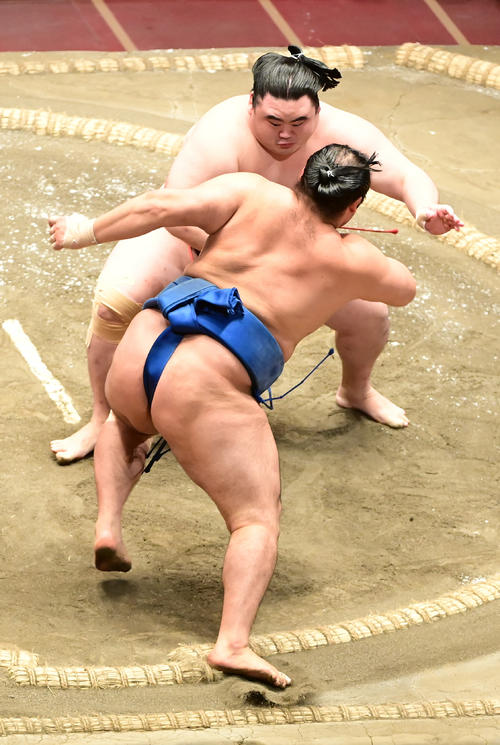 隆の勝は千代の国（手前）を押し出しで破る（撮影・小沢裕）