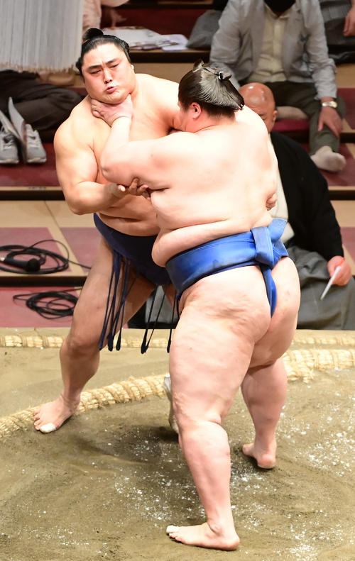隠岐の海（左）は逸ノ城にきめ出しで敗れる（撮影・小沢裕）