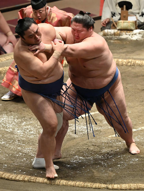 逸ノ城（右）は隠岐の海をきめ出しで破る（撮影・山崎安昭）