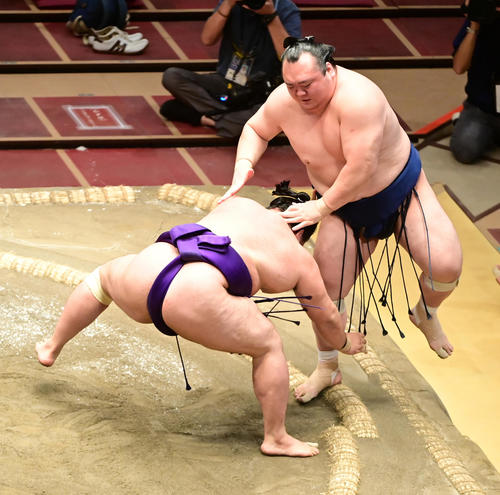 明生（左）は宝富士を押し出しで破る（撮影・小沢裕）