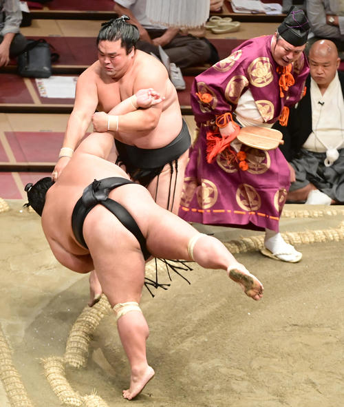 妙義龍は貴景勝（手前）をすくい投げで破る（撮影・小沢裕）