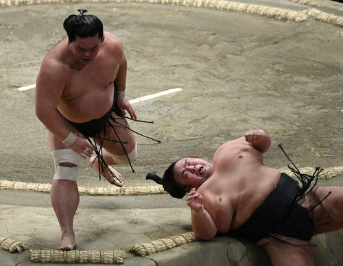 妙義龍（左）は貴景勝をすくい投げで破る（撮影・山崎安昭）