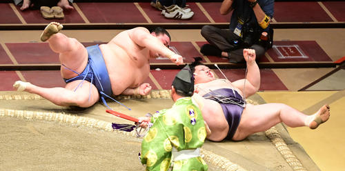阿武咲（右）は正代を寄り切りで破る（撮影・小沢裕）