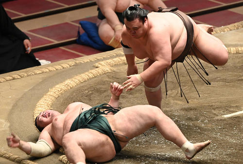 英乃海（上）は豊山を上手出し投げで破る（撮影・山崎安昭）