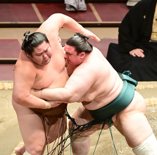 碧山（右）は剣翔を押し出しで破る（撮影・小沢裕）