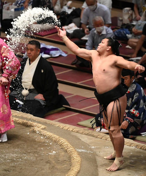 大量の塩をまく照強（撮影・山崎安昭）