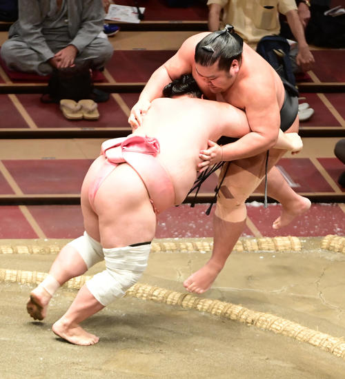 宇良（左）は千代ノ皇を押し出しで破る（撮影・小沢裕）
