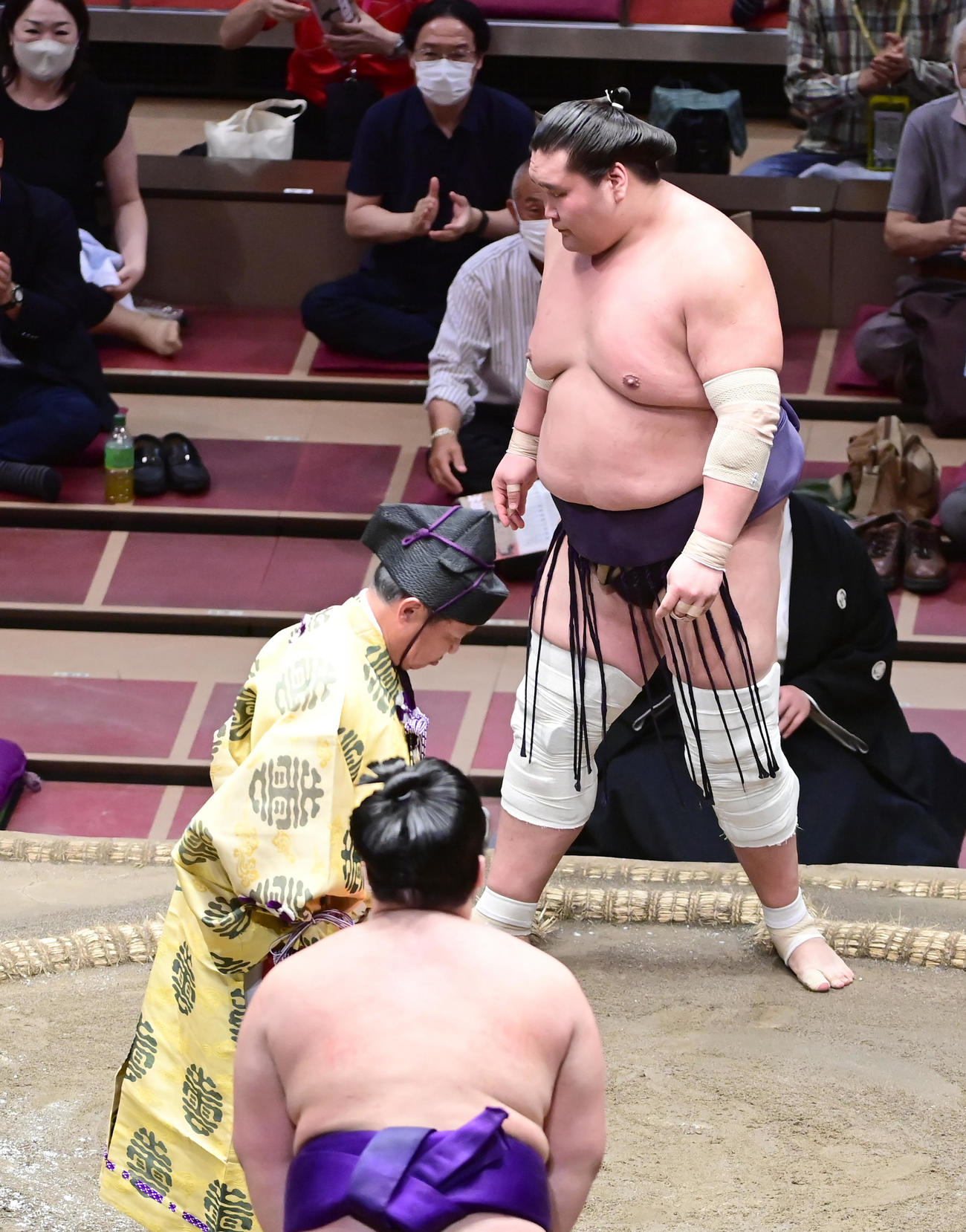 明生（手前）に下手投げで敗れ引き揚げる照ノ富士（撮影・小沢裕）