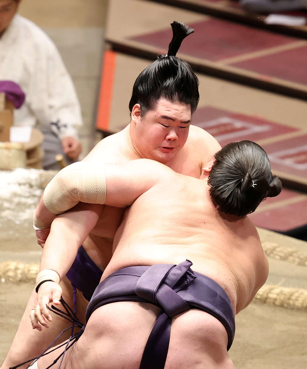 照ノ富士（右）を攻める明生（撮影・鈴木正人）
