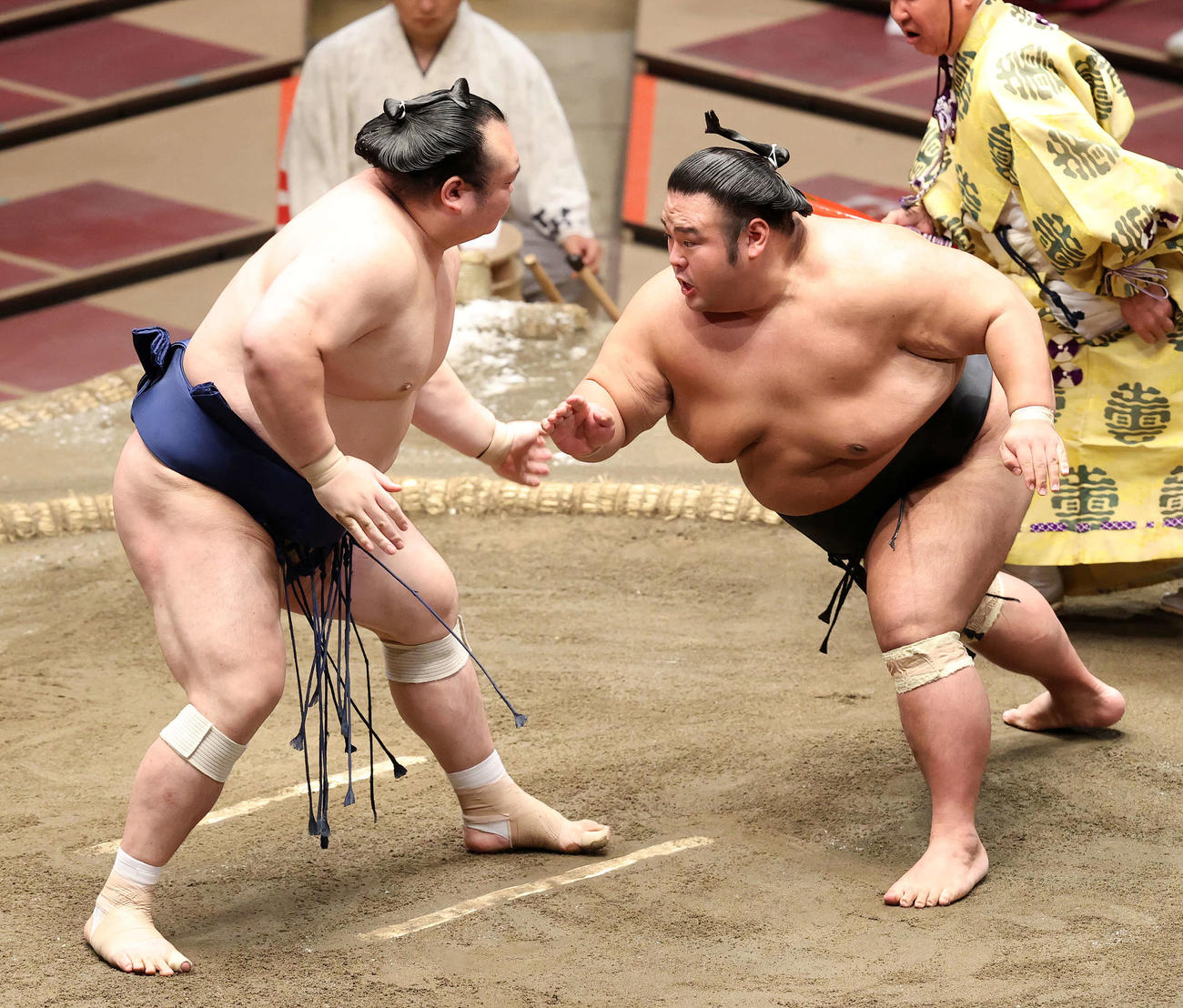 宝富士（左）を攻める貴景勝（撮影・鈴木正人）