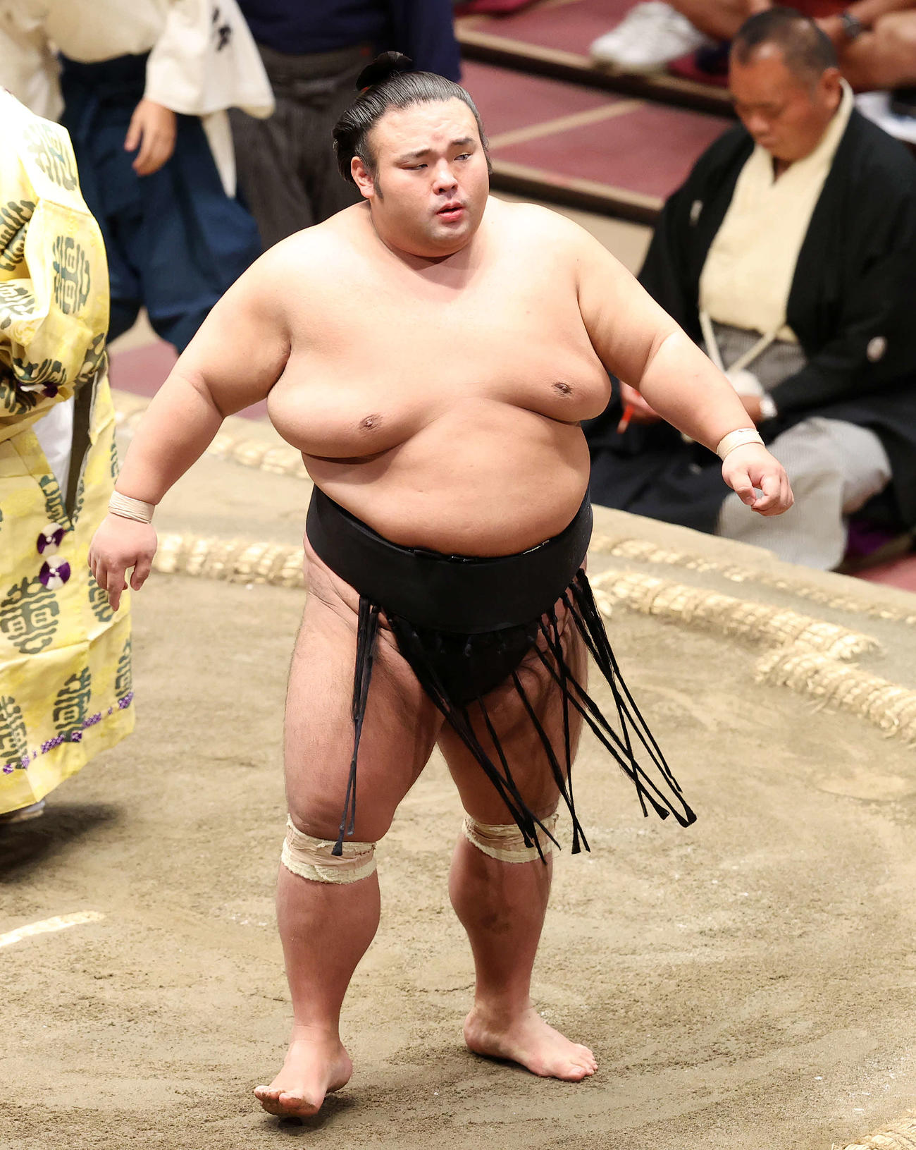 宝富士を押し出しで破った貴景勝（撮影・鈴木正人）