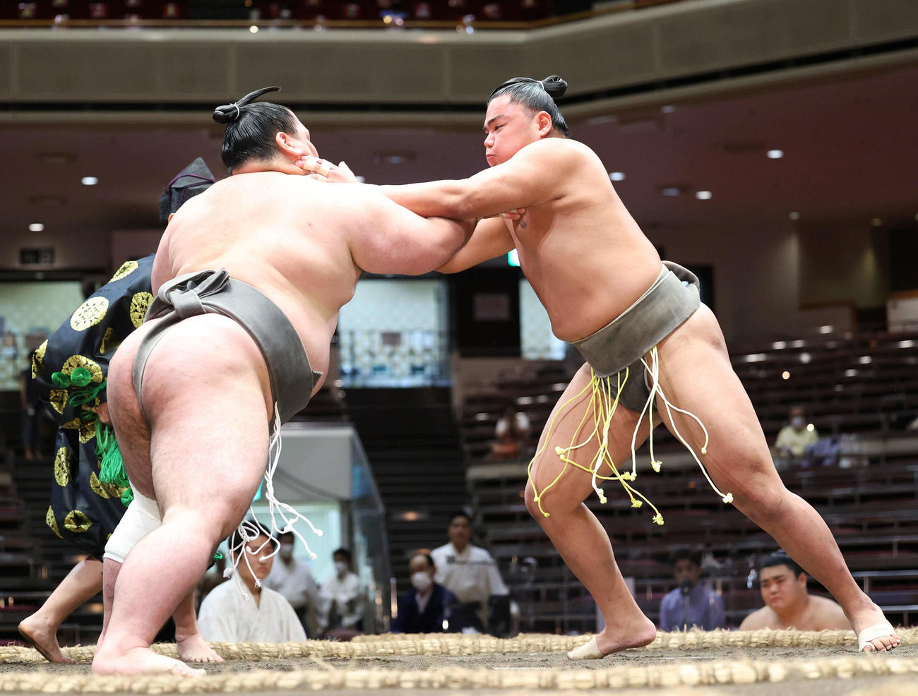御船山（左）を攻める瀬戸の海（撮影・河田真司）