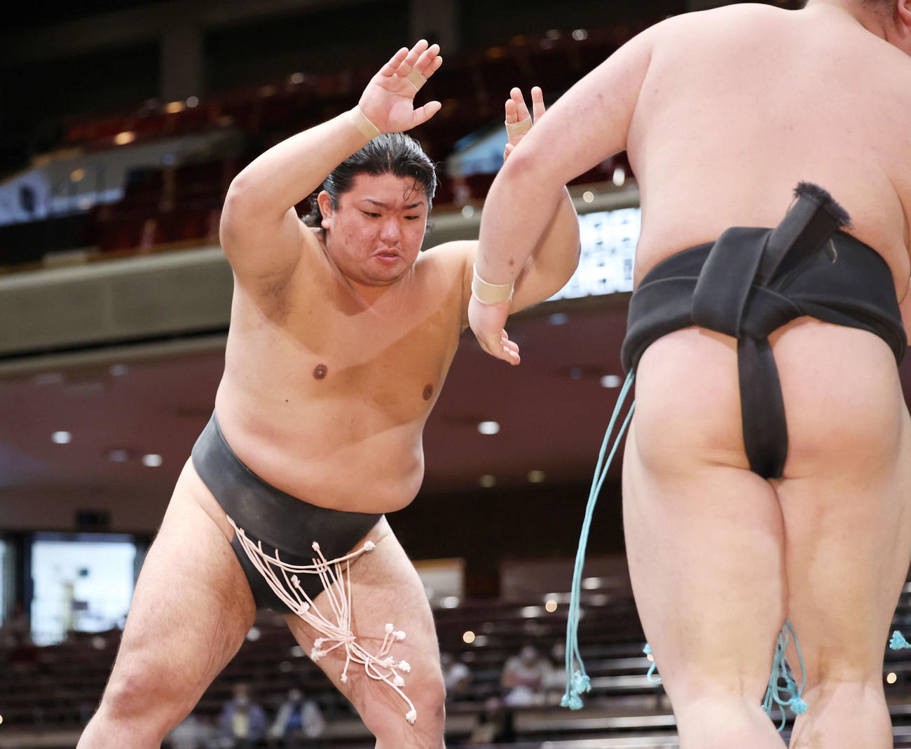 小滝山（右）を押し出しで破り、序二段優勝を決める日翔志（撮影・河田真司）