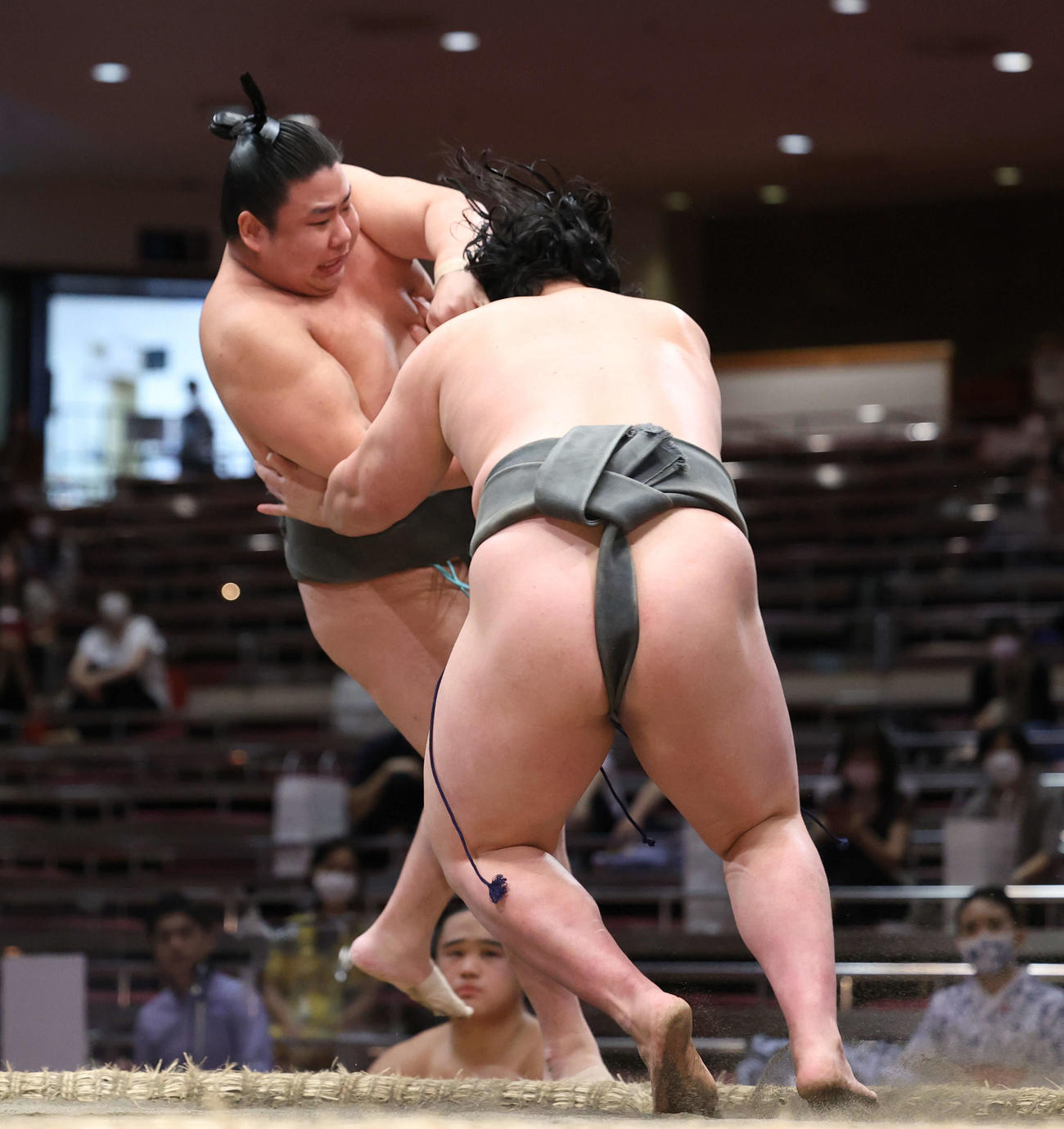 鳴滝（左）を押し出しで破り、三段目優勝を決めた藤青雲（撮影・河田真司）