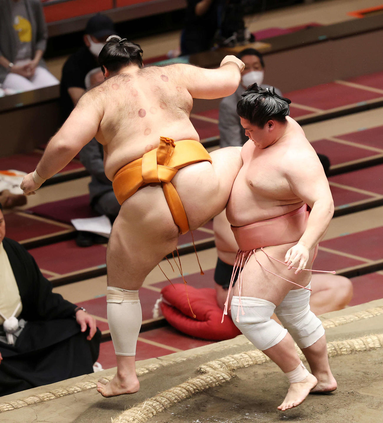 魁聖（左）を足取りで破る宇良（撮影・鈴木正人）
