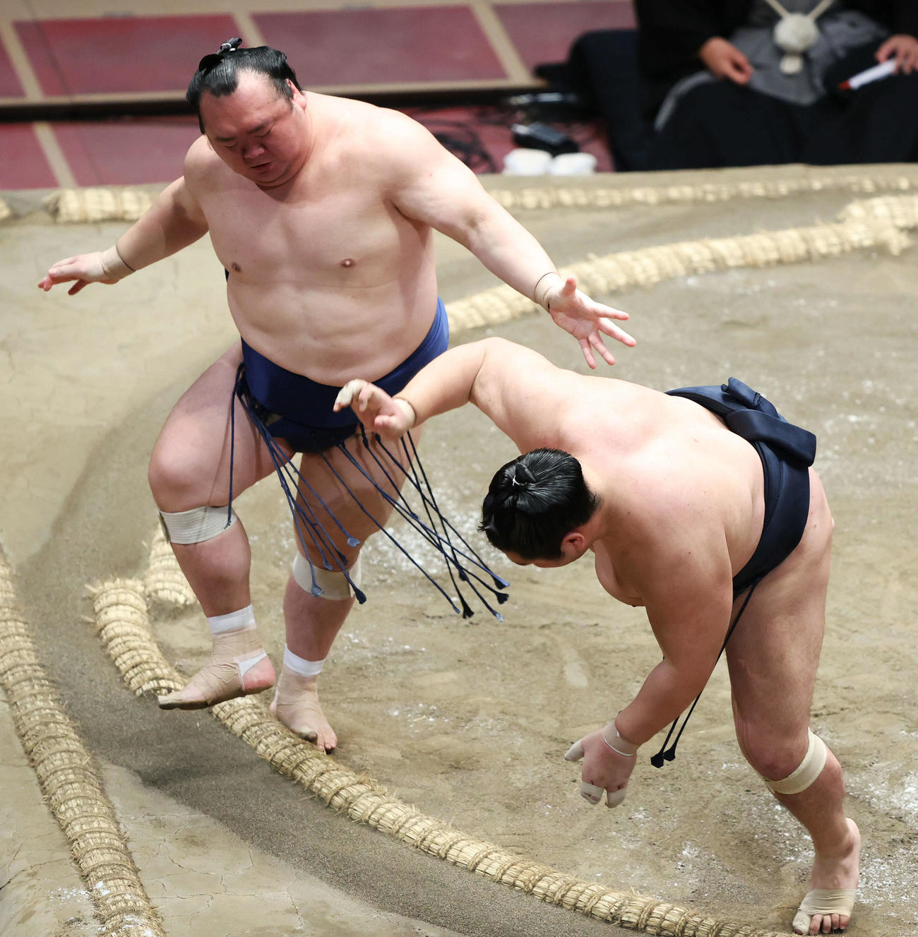 輝（右）を突き落としで破る宝富士（撮影・河田真司）