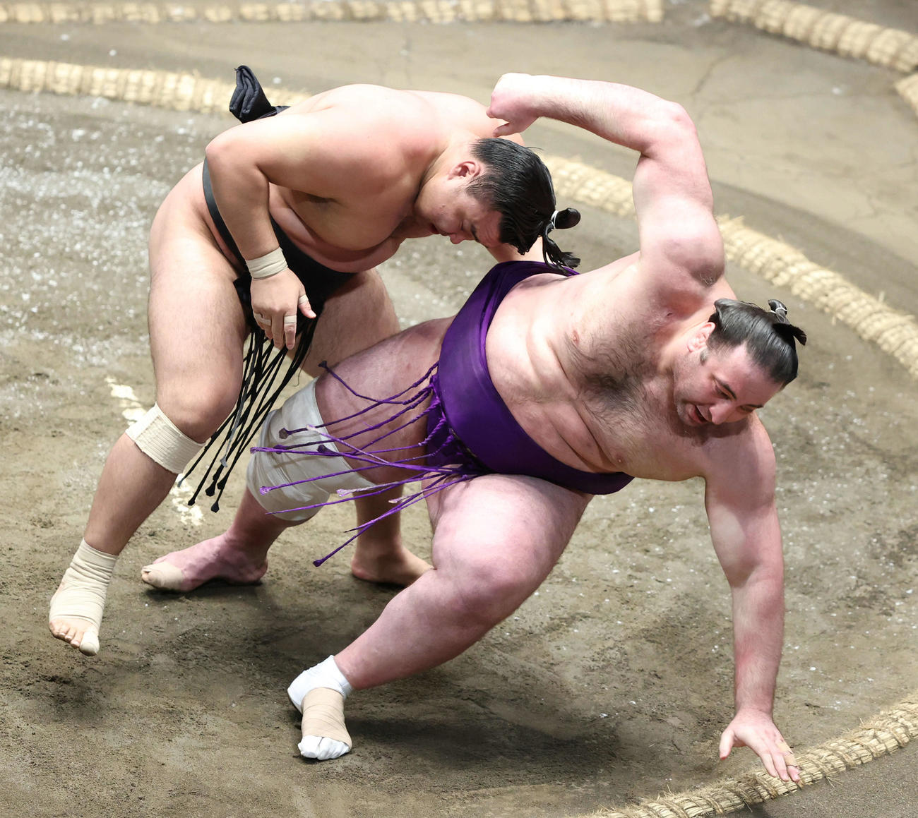 栃ノ心（右）を外掛けで破る霧馬山（撮影・河田真司）