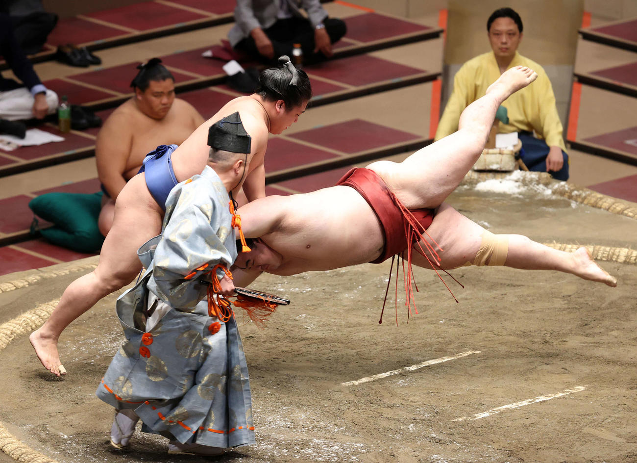 隆の勝（右）をはたき込みで破る若隆景。行司の木村容堂（撮影・鈴木正人）