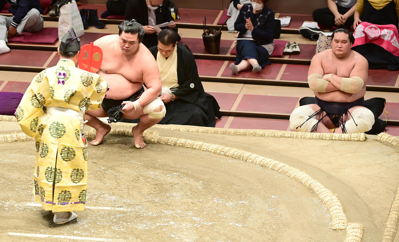 3敗を死守し勝ち名乗りを受ける妙義龍。右は照ノ富士（撮影・小沢裕）