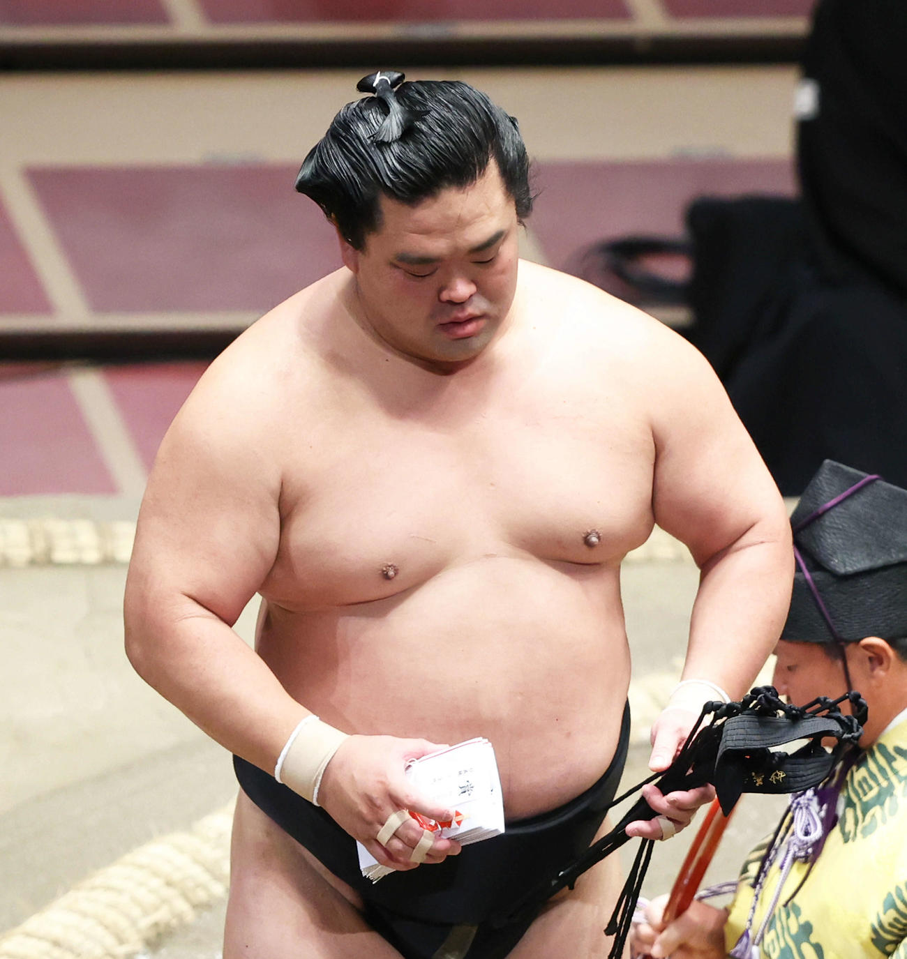 正代を寄り切りで破り、土俵から引き揚げる妙義龍（撮影・河田真司）