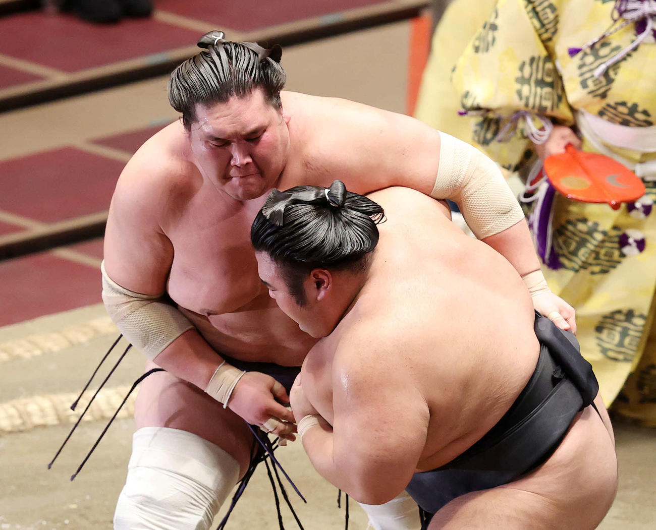 貴景勝（右）を攻める照ノ富士（撮影・鈴木正人）